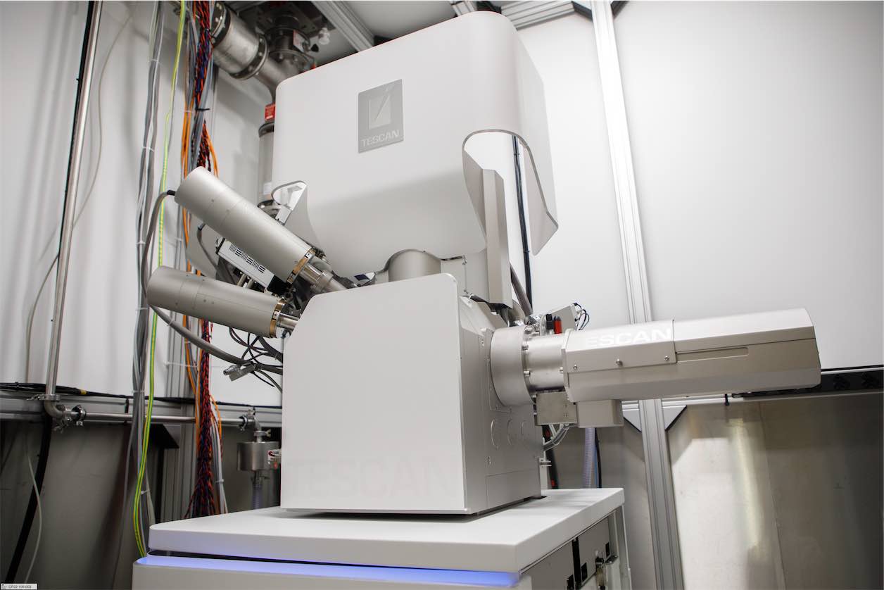 PFIB microscope integrated in radiation-shielded research room